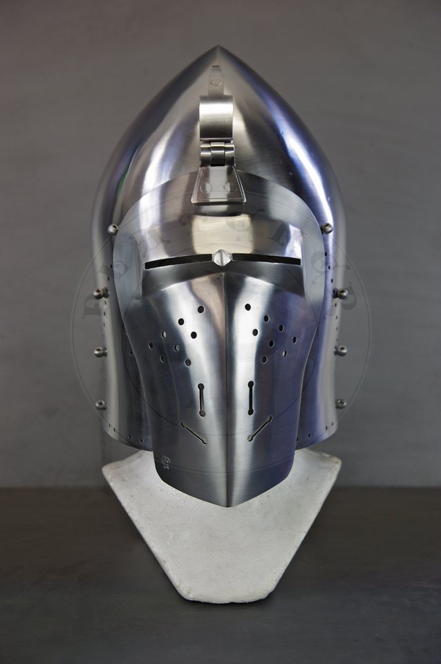 Klappvisier bascinet with keyhole visor, c. 1390-1410. Source: bascinet Wallace Collection A74, London; visor Museo Stibbert, Florence. Skull raised from two halves of 2 mm high quality mild steel, heat hardened and tempered up to 34 HRC. Visor raised from 2 mm medium carbon steel and hardened and tempered up to 42 HRC. Visor hinge made of medium carbon steel. Visor is removable. Weight 3,320 kg. /Klappvisier wzorowany na hemie z Wallace Collection A74 oraz zasonie z Museo Stibbert, datowany na 1380-1410. Dzwon wykuty z dwch powek 2 mm wysokiej jakoci stali niskowglowej, hartowany i odpuszczany do 34 HRC. Zasona wykuta z 2 mm stali redniowglowej, hartowana i odpuszczana do 42 HRC. Zawias zasony wykonany ze stali redniowglowej. Zasona jest zdejmowana. Waga 3,320 kg.
